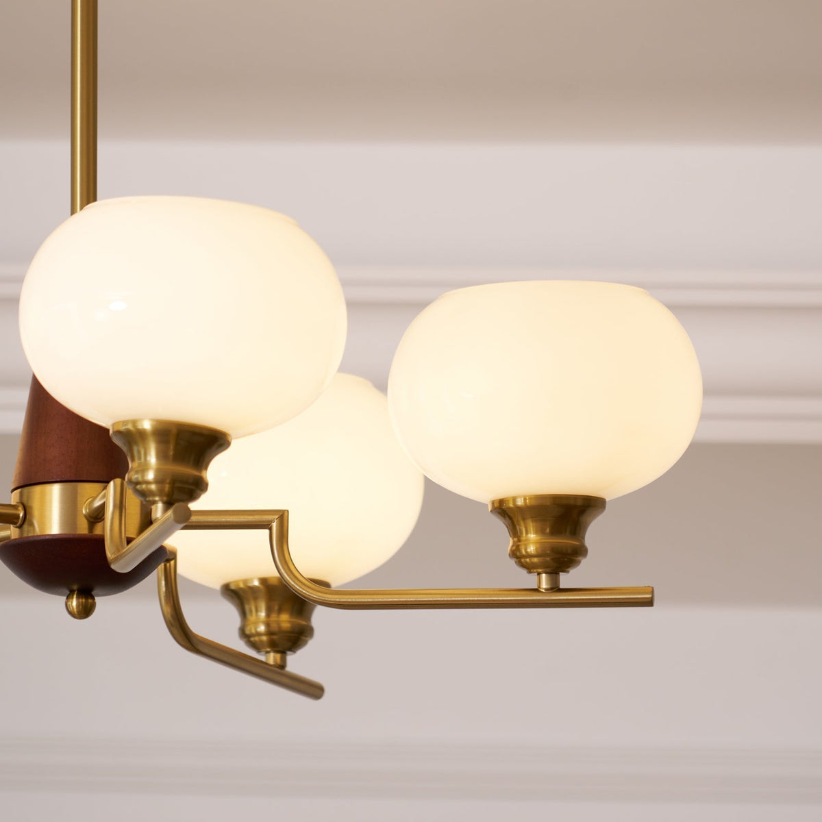 Eixor Lustre en Noyer avec Globes en Verre Opale-Cielum