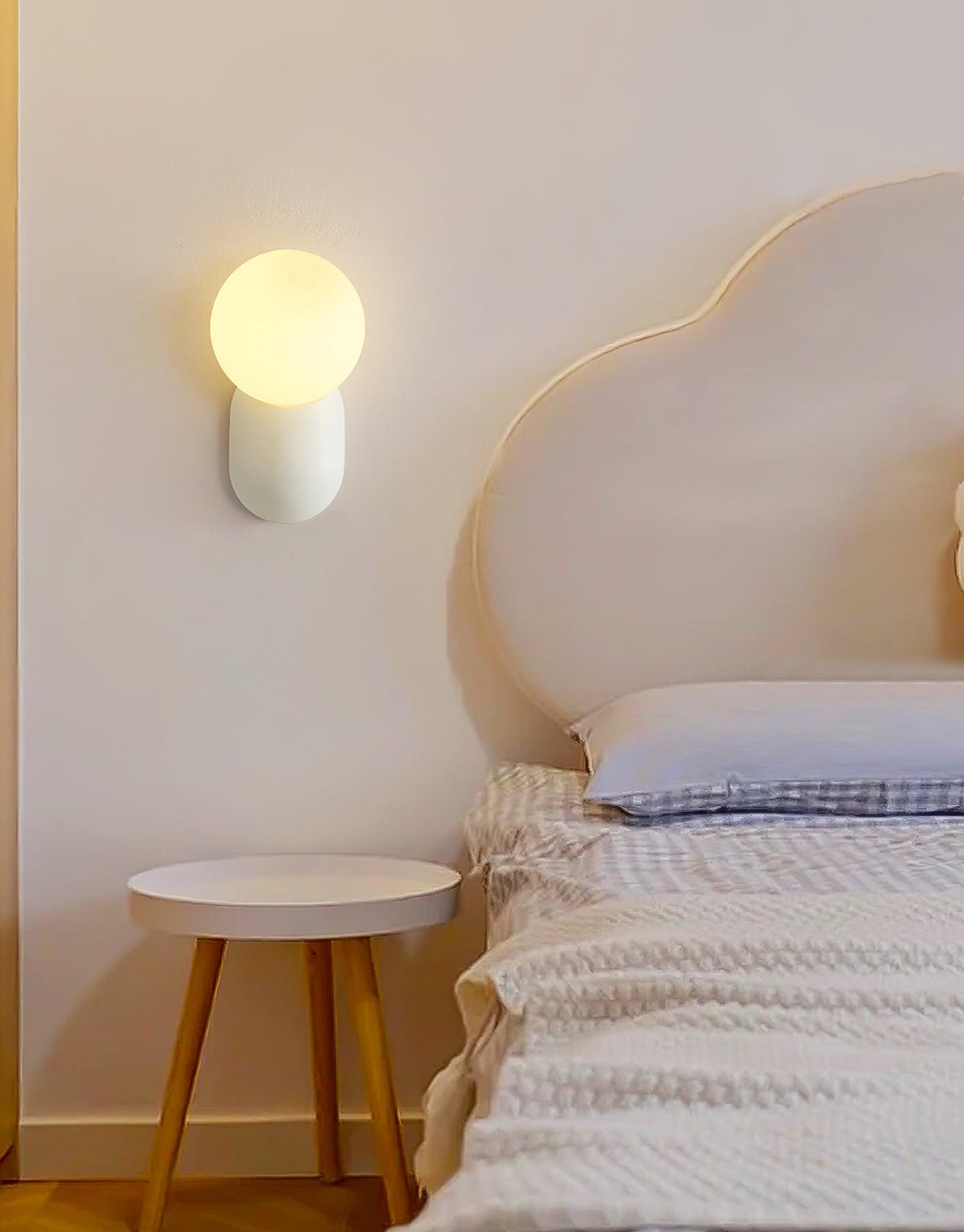 Nelo Minimalist Globe Wall Sconce-Neutral Decor