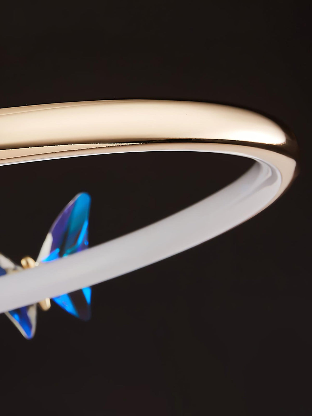 Avir Plafonnier Papillon avec Accents en Cristal et Anneau LED-Cielum