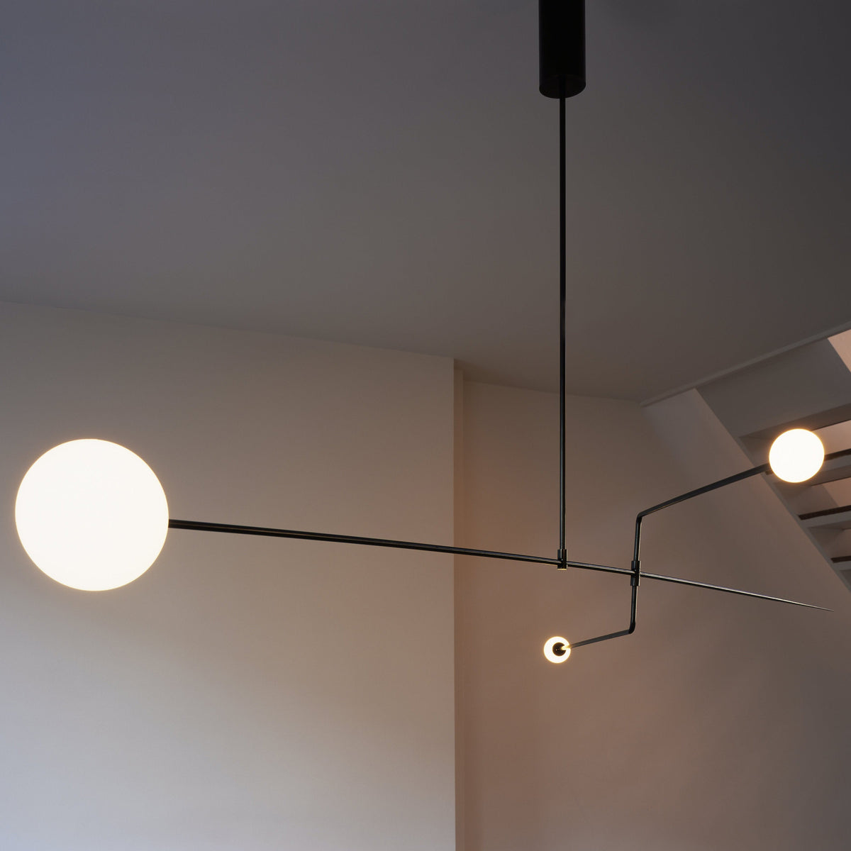 Erixy Lustre Mobile Noir Minimaliste-Cielum