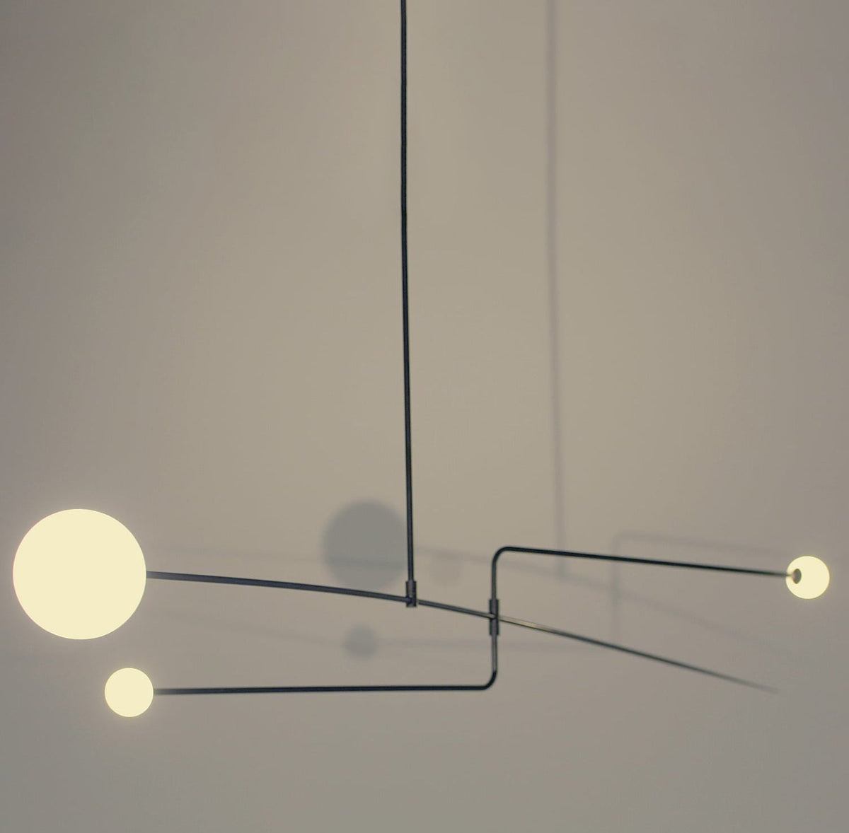 Erixy Lustre Mobile Noir Minimaliste-Cielum