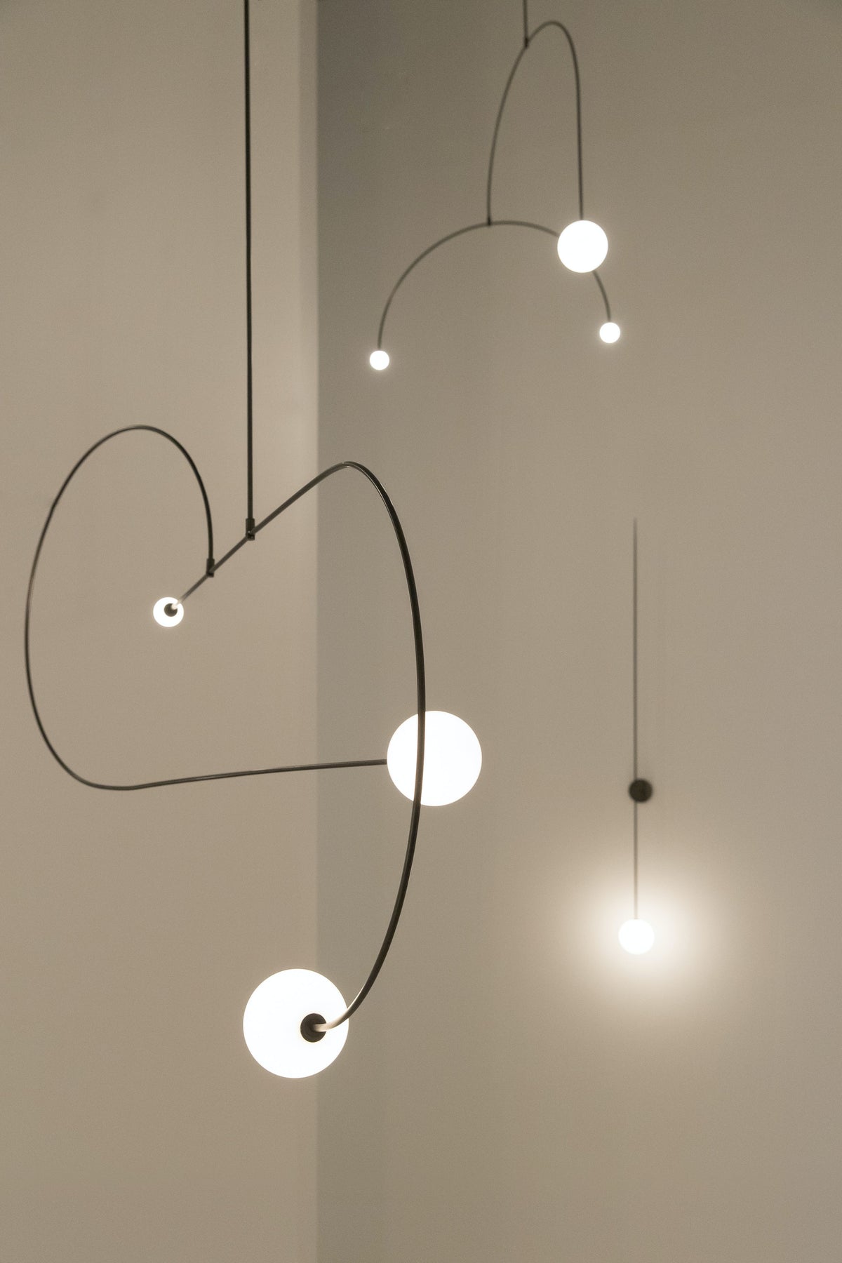 Erixy Lustre Mobile Noir Minimaliste-Cielum