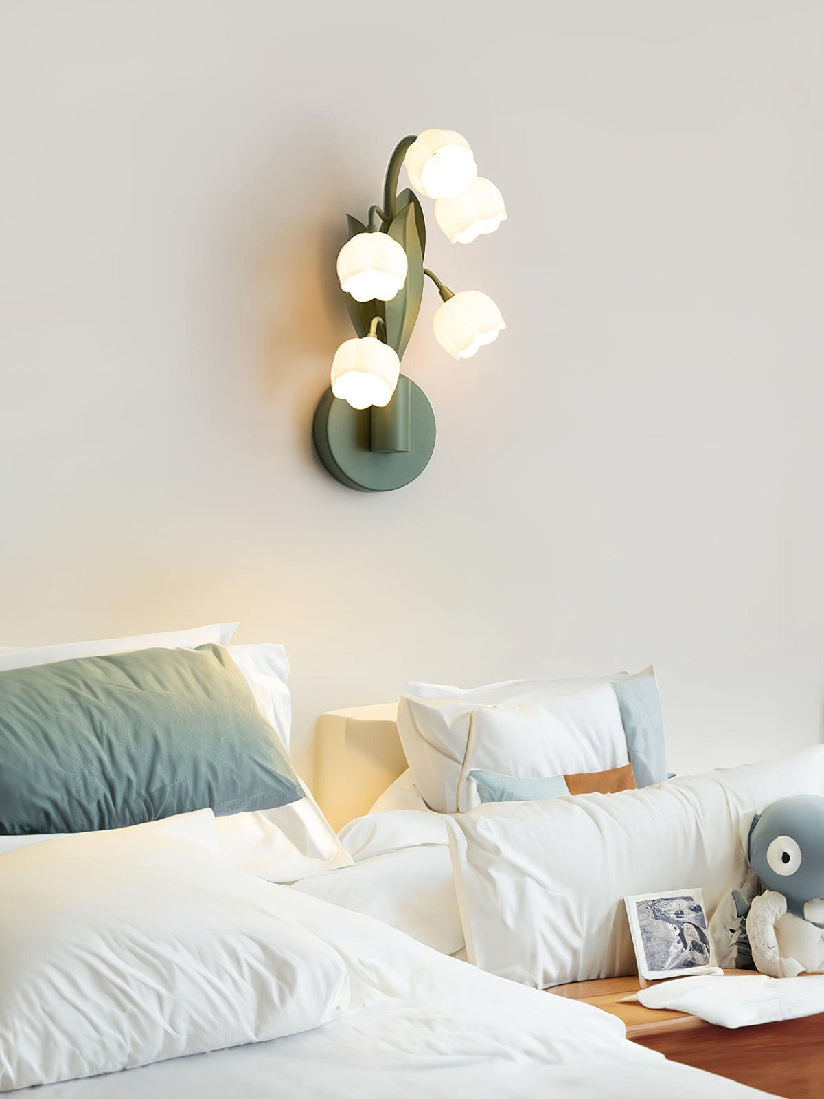 Lily Wall Lamp-Neutral Decor